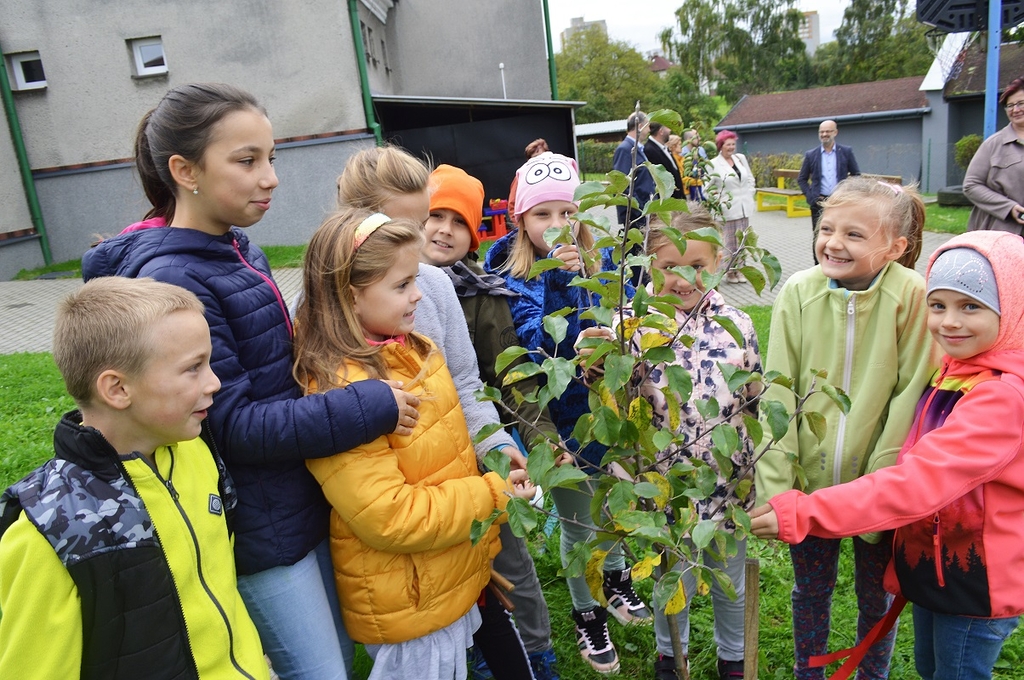 MSK Děti z polské základní a mateřské školy v Orlové mají díky Nadaci ČEZ novou výukovou a zážitkovou zahradu